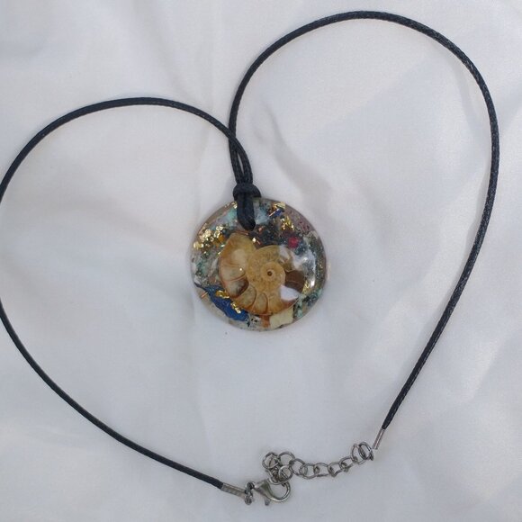 Orgonite necklace with sea shell logarithmic spiral - Picture 2 of 6
